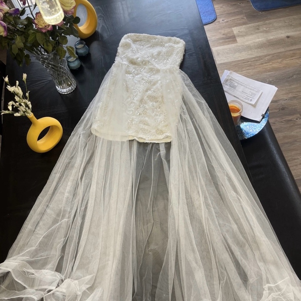 Elegant White Strapless Gown with Tulle Overlay